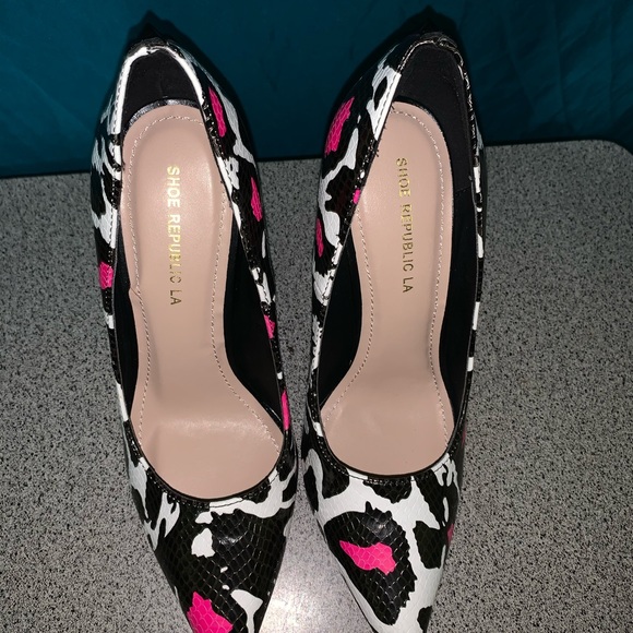 Snakeskin shoe republic heels**Sold** - Picture 4 of 4
